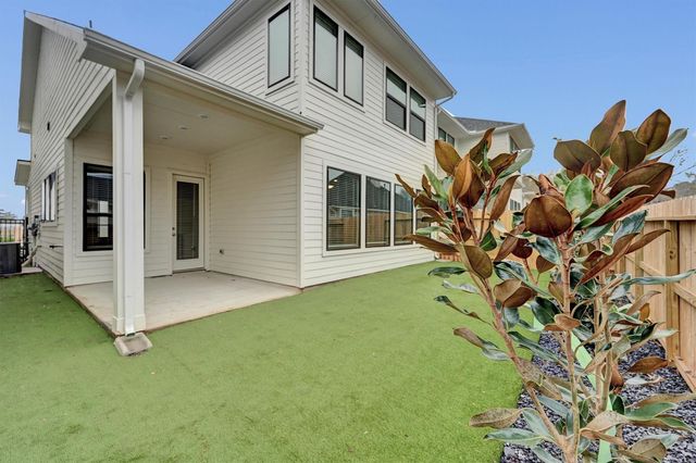 352 Summer Place Drive, Montgomery, TX 77356