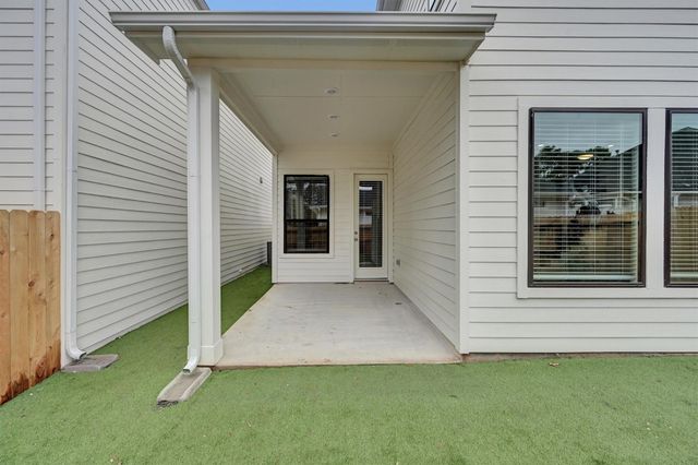 352 Summer Place Drive, Montgomery, TX 77356