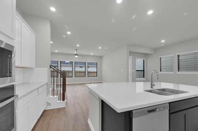 352 Summer Place Drive, Montgomery, TX 77356