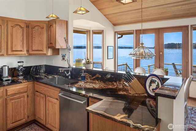 10885 Point Vashon Drive SW, Vashon, WA 98070