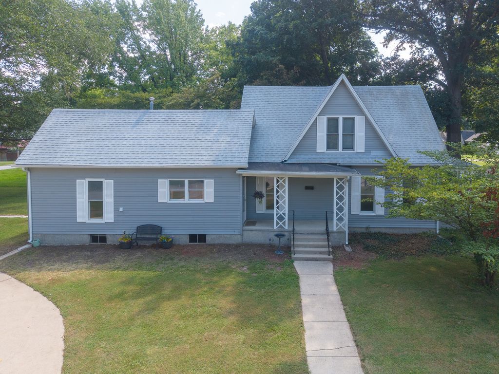 Image 1 of property listing at 605 S Sycamore Street, Centralia, IL 62801
