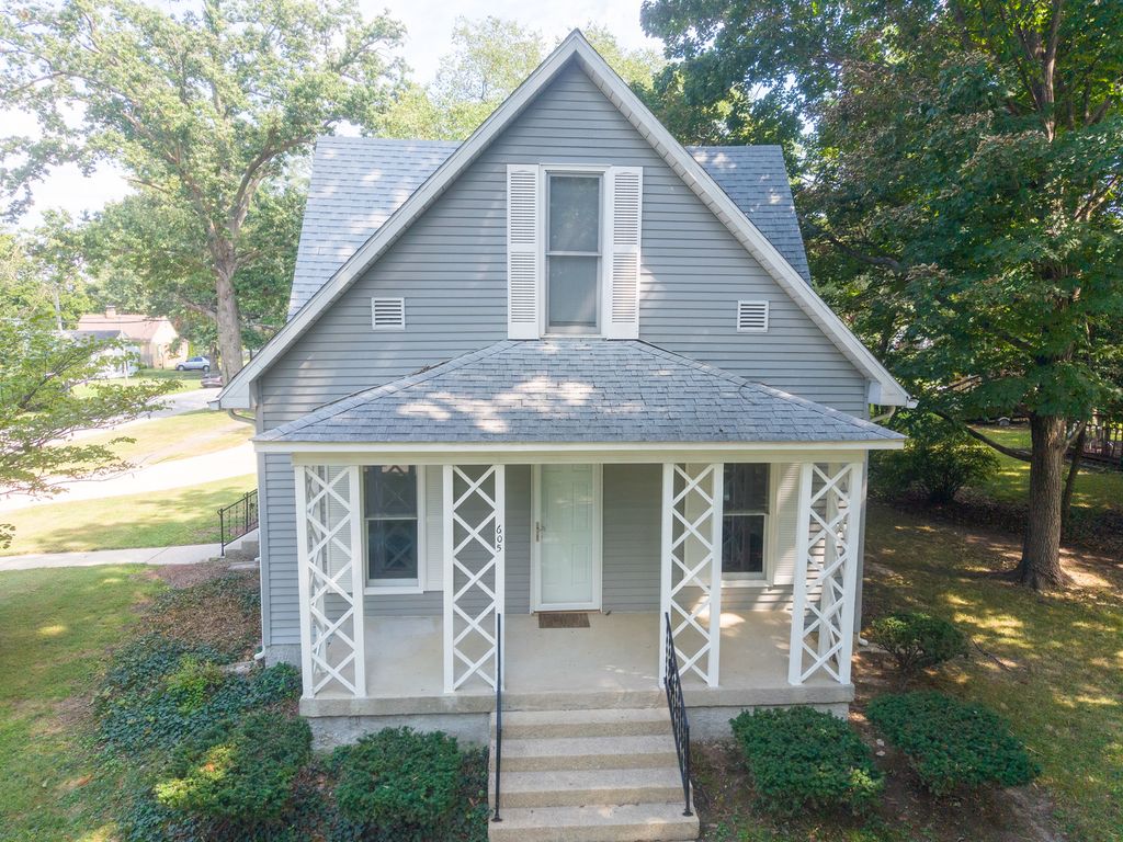 Image 2 of property listing at 605 S Sycamore Street, Centralia, IL 62801
