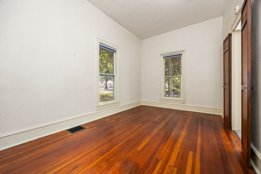 Image 11 of property listing at 605 S Sycamore Street, Centralia, IL 62801