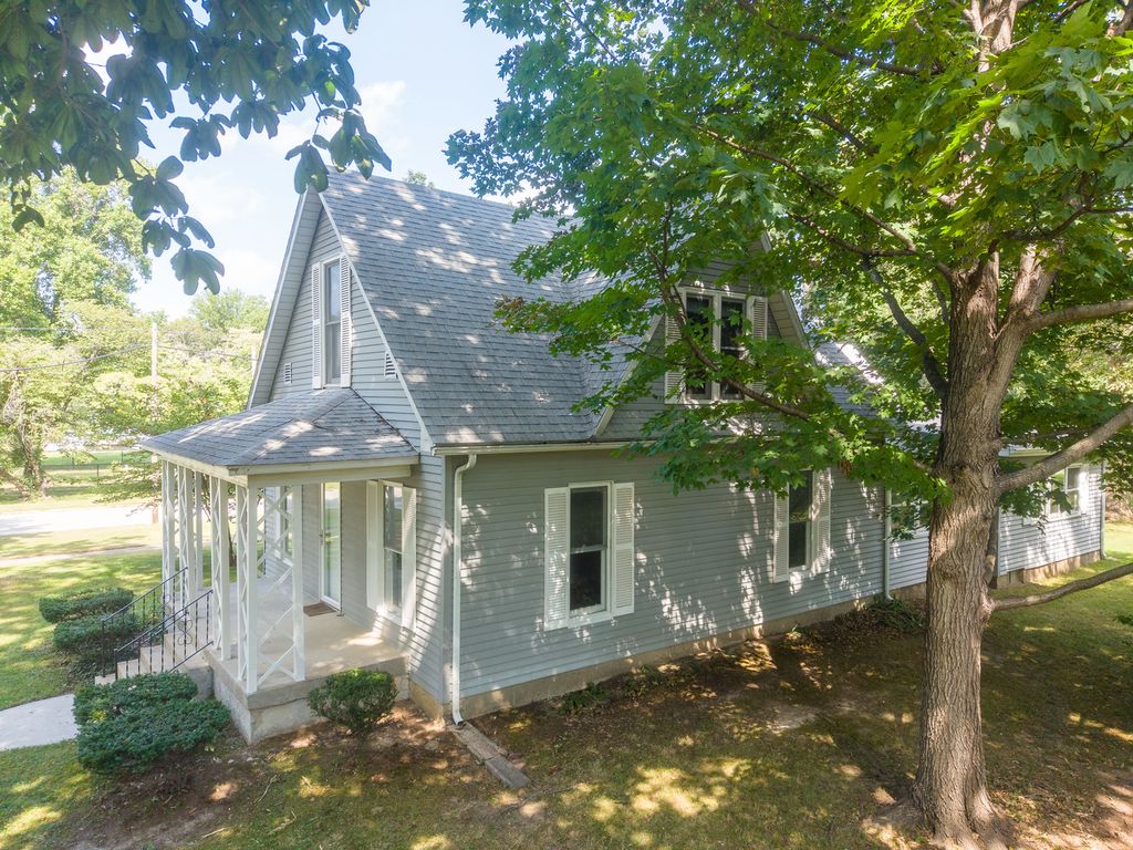 Image 3 of property listing at 605 S Sycamore Street, Centralia, IL 62801