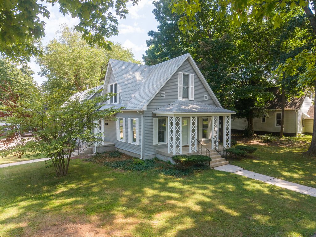 Image 4 of property listing at 605 S Sycamore Street, Centralia, IL 62801