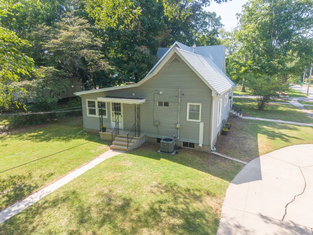 Image 33 of property listing at 605 S Sycamore Street, Centralia, IL 62801