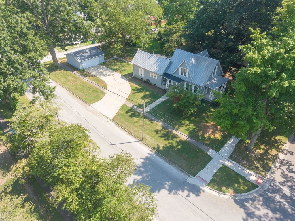 Image 37 of property listing at 605 S Sycamore Street, Centralia, IL 62801