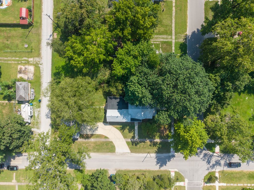 Image 38 of property listing at 605 S Sycamore Street, Centralia, IL 62801