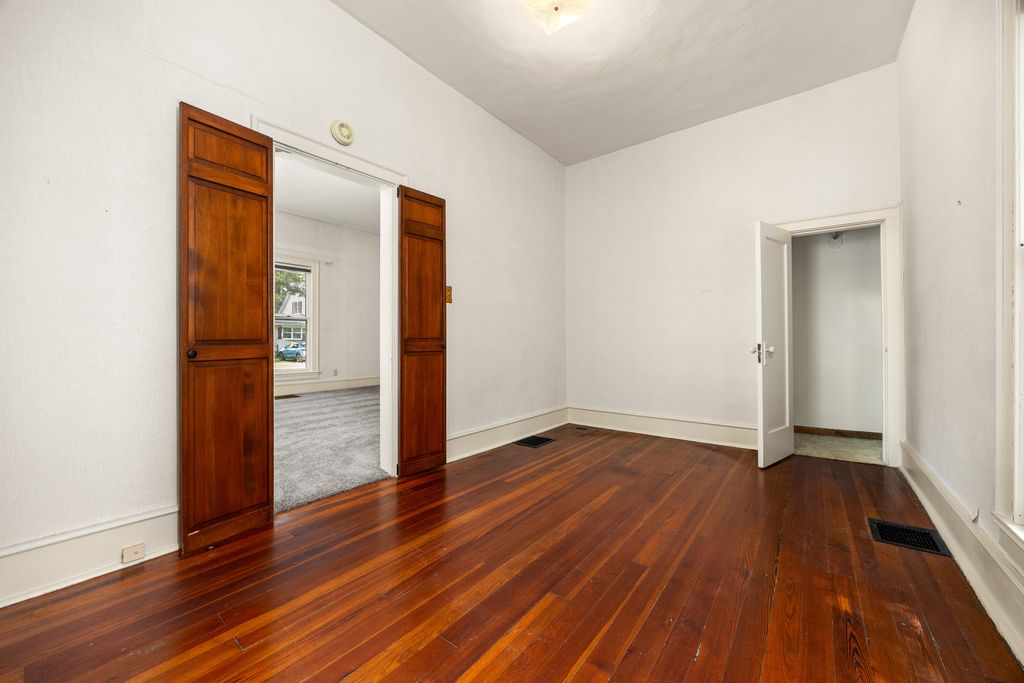 Image 10 of property listing at 605 S Sycamore Street, Centralia, IL 62801