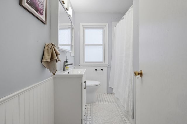 1064 Rose Avenue E, Saint Paul, MN 55106