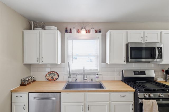 1064 Rose Avenue E, Saint Paul, MN 55106