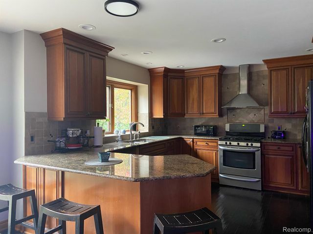 15133 TOWERING OAKS Drive, Shelby Charter Township, MI 48315