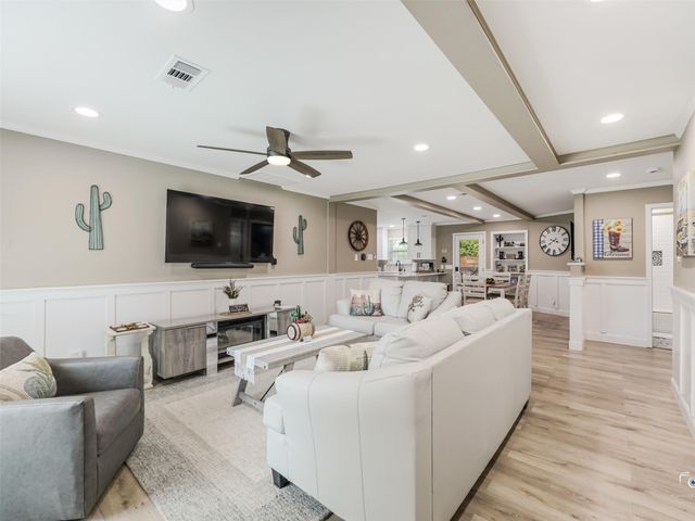 1305 Willowbrook Street, Arlington, TX 76011
