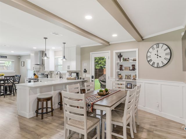 1305 Willowbrook Street, Arlington, TX 76011