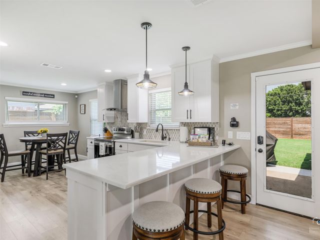 1305 Willowbrook Street, Arlington, TX 76011