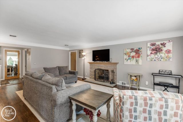 715 S Renaud Road, Grosse Pointe Woods, MI 48236