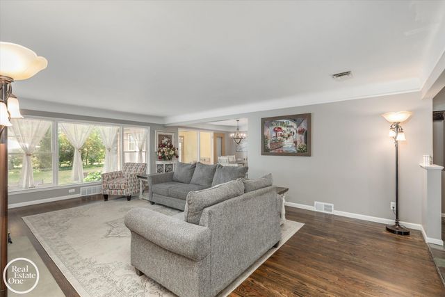 715 S Renaud Road, Grosse Pointe Woods, MI 48236