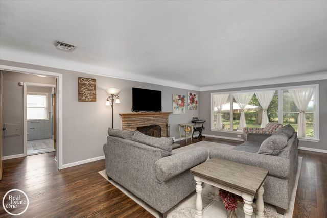 715 S Renaud Road, Grosse Pointe Woods, MI 48236