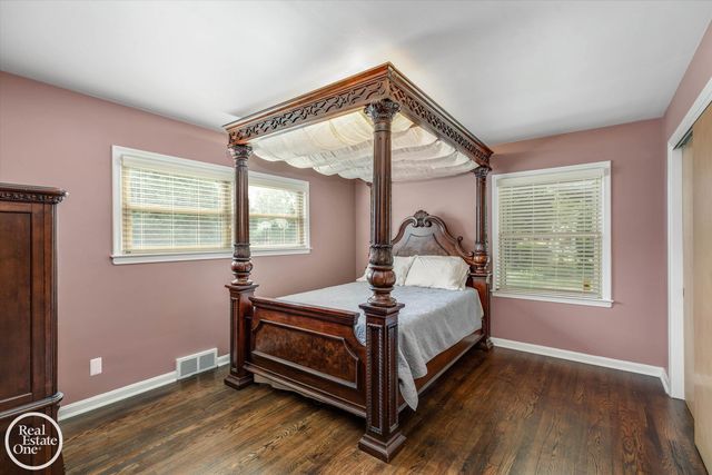 715 S Renaud Road, Grosse Pointe Woods, MI 48236
