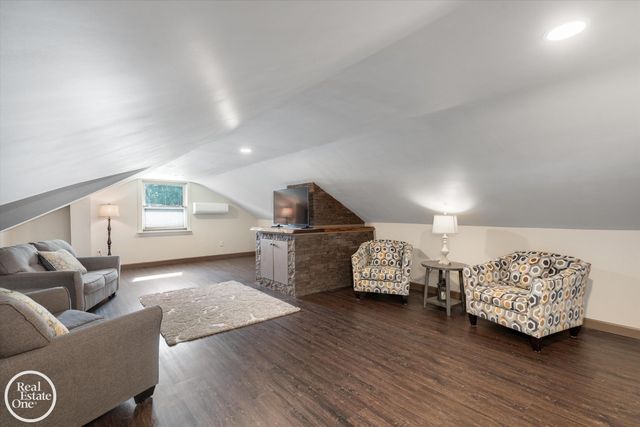 715 S Renaud Road, Grosse Pointe Woods, MI 48236