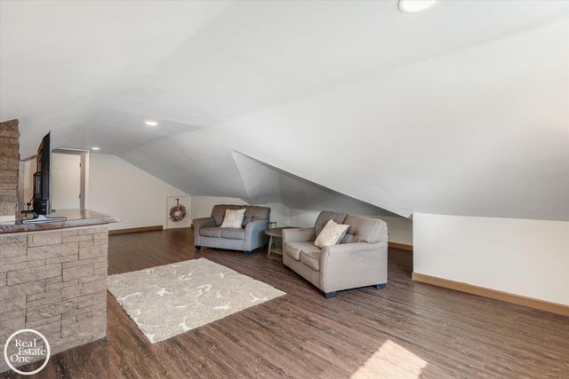 715 S Renaud Road, Grosse Pointe Woods, MI 48236