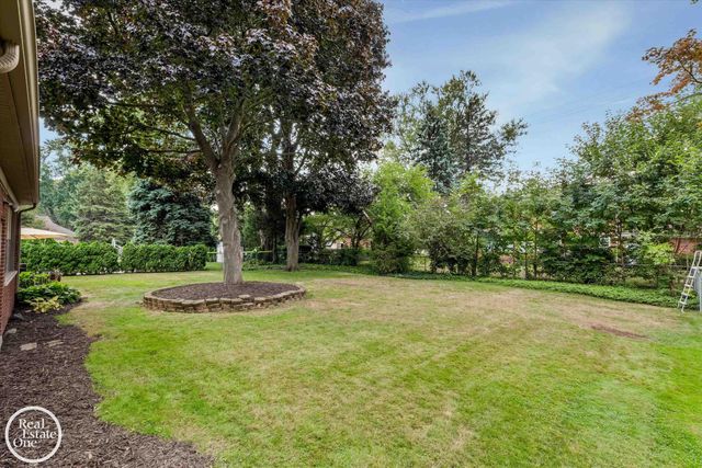715 S Renaud Road, Grosse Pointe Woods, MI 48236