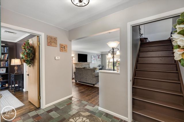 715 S Renaud Road, Grosse Pointe Woods, MI 48236