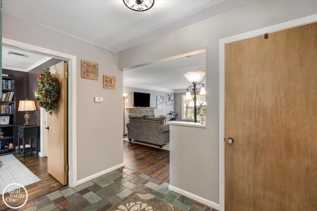 715 S Renaud Road, Grosse Pointe Woods, MI 48236