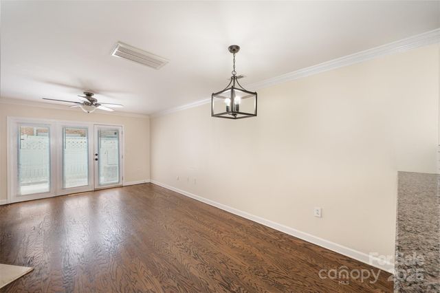 1218 Green Oaks Lane E, Charlotte, NC 28205