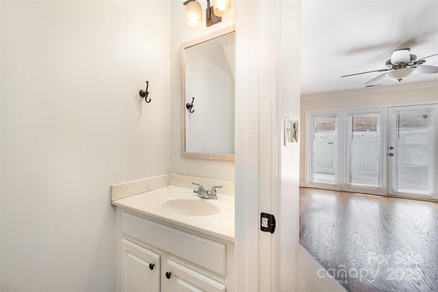 1218 Green Oaks Lane E, Charlotte, NC 28205