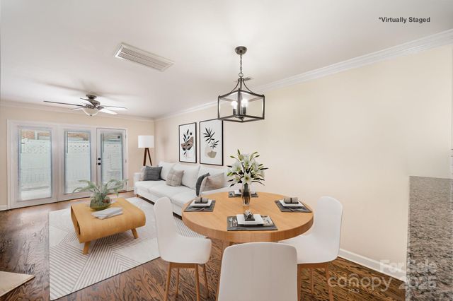 1218 Green Oaks Lane E, Charlotte, NC 28205