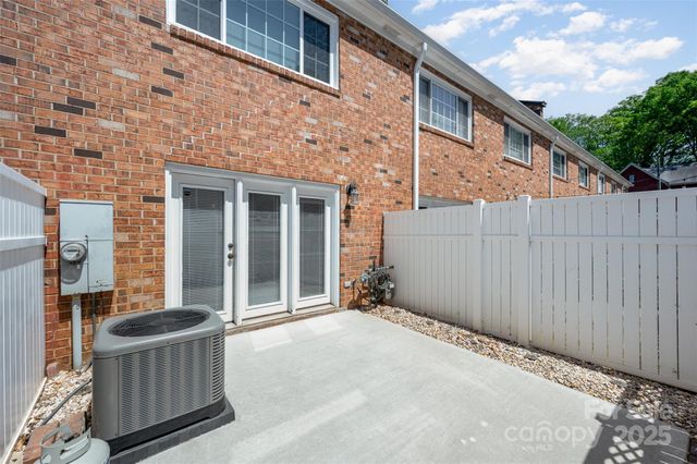 1218 Green Oaks Lane E, Charlotte, NC 28205