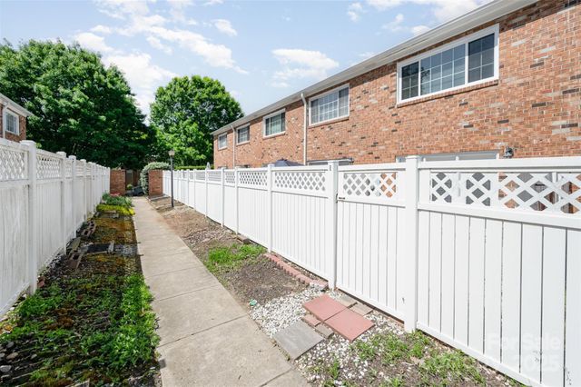 1218 Green Oaks Lane E, Charlotte, NC 28205