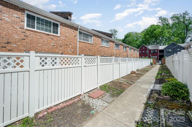 1218 Green Oaks Lane E, Charlotte, NC 28205