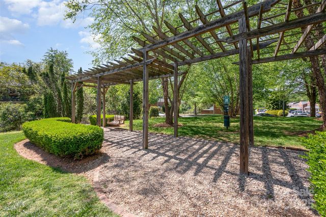 1218 Green Oaks Lane E, Charlotte, NC 28205