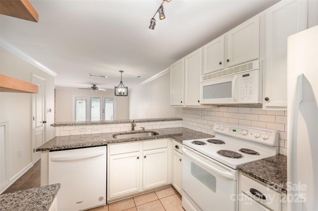 1218 Green Oaks Lane E, Charlotte, NC 28205