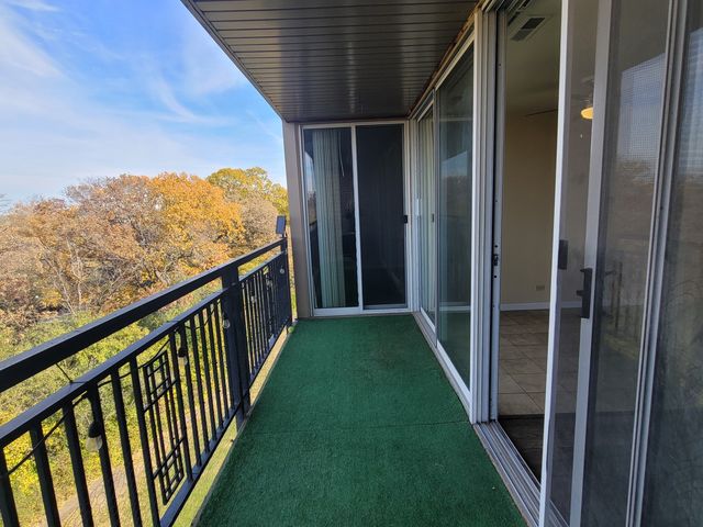 6010 oakwood Drive 5B, Lisle, IL 60532