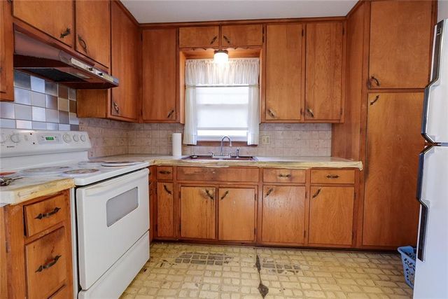 11203 E Putnam Street, Sugar Creek, MO 64054