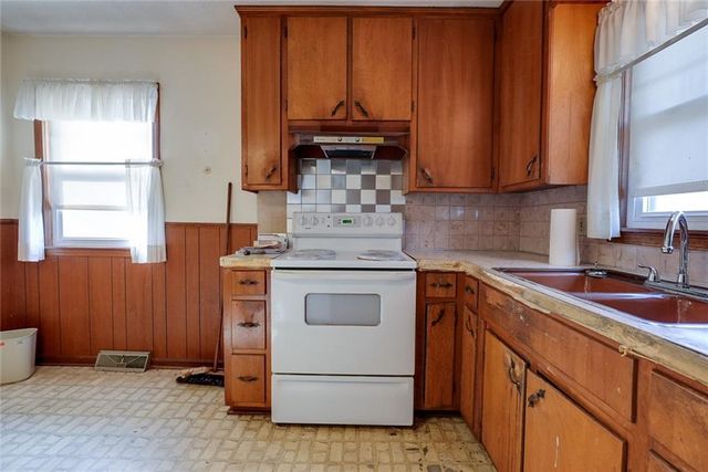 11203 E Putnam Street, Sugar Creek, MO 64054