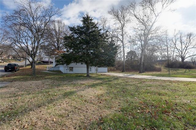 11203 E Putnam Street, Sugar Creek, MO 64054