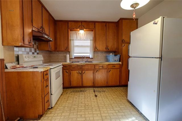 11203 E Putnam Street, Sugar Creek, MO 64054