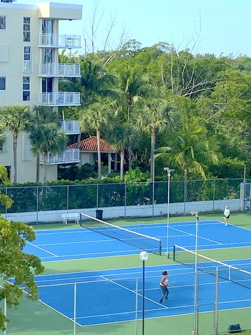 16546 NE 26 Avenue 5J, North Miami Beach, FL 33160