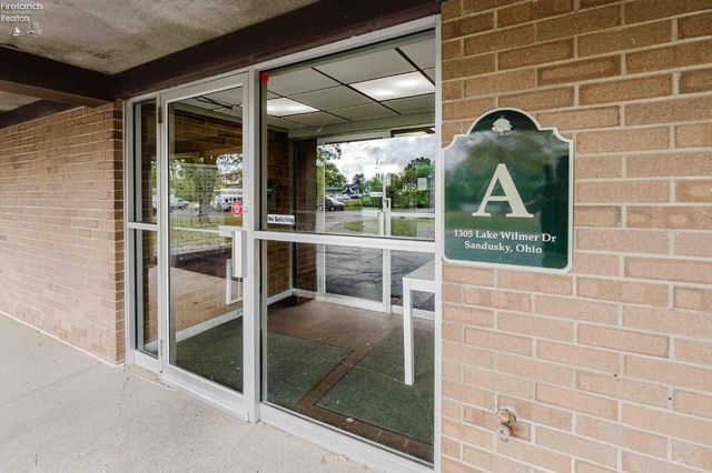 1305 S Lake Wilmer Dr Apt 207, Sandusky, OH 44870