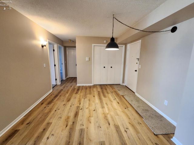 1305 S Lake Wilmer Dr Apt 207, Sandusky, OH 44870