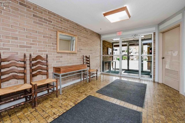 1305 S Lake Wilmer Dr Apt 207, Sandusky, OH 44870