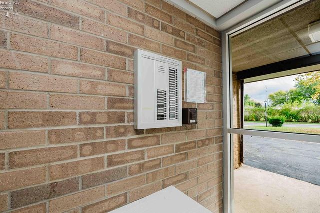 1305 S Lake Wilmer Dr Apt 207, Sandusky, OH 44870