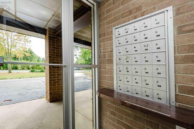 1305 S Lake Wilmer Dr Apt 207, Sandusky, OH 44870