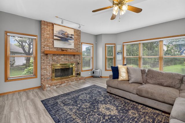 2121 Burnham Court, Algonquin, IL 60102