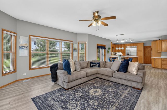 2121 Burnham Court, Algonquin, IL 60102