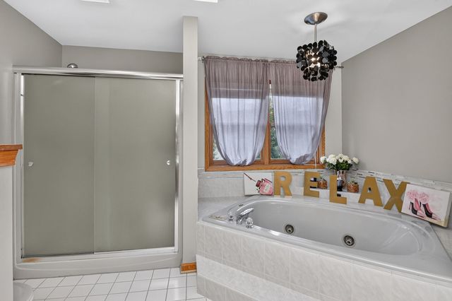 2121 Burnham Court, Algonquin, IL 60102